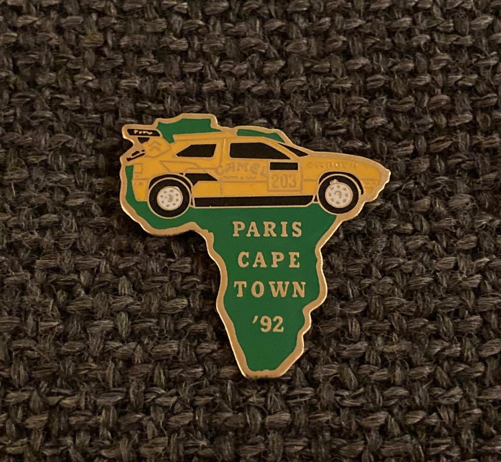 PIN - PARIS CAPE TOWN - CAMEL - CITROËN - RALLY, Verzenden, Gebruikt, Sport, Speldje of Pin