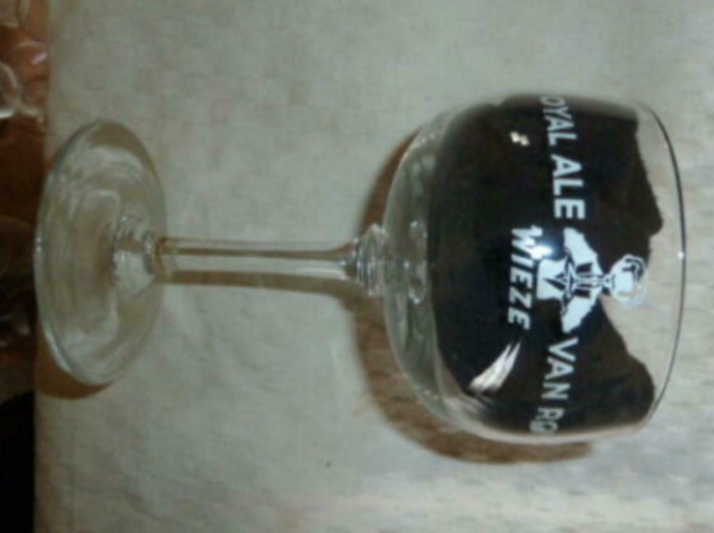 # bier glas ROYAL ALE - VAN ROY - WIEZE wit logo, Ophalen of Verzenden, Gebruikt, Bierglas
