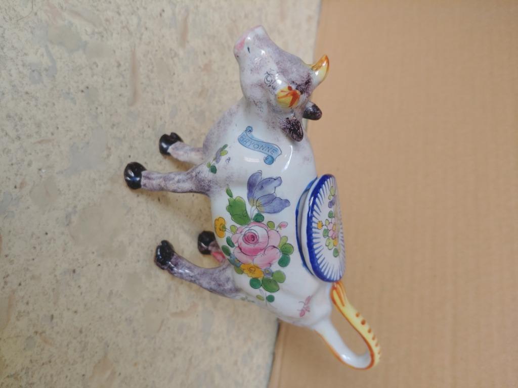 Pot à lait ancien en forme de vache, Enlèvement