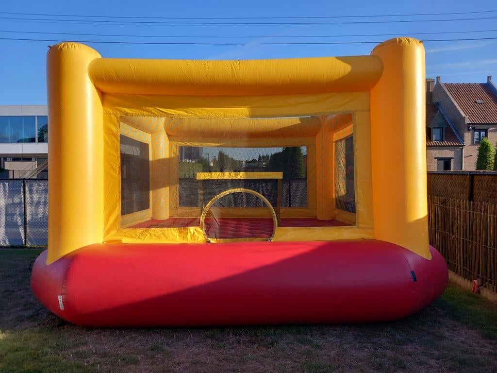 Château gonflable de 5 m x 5 m - avec filet de protection -, Enlèvement, Utilisé