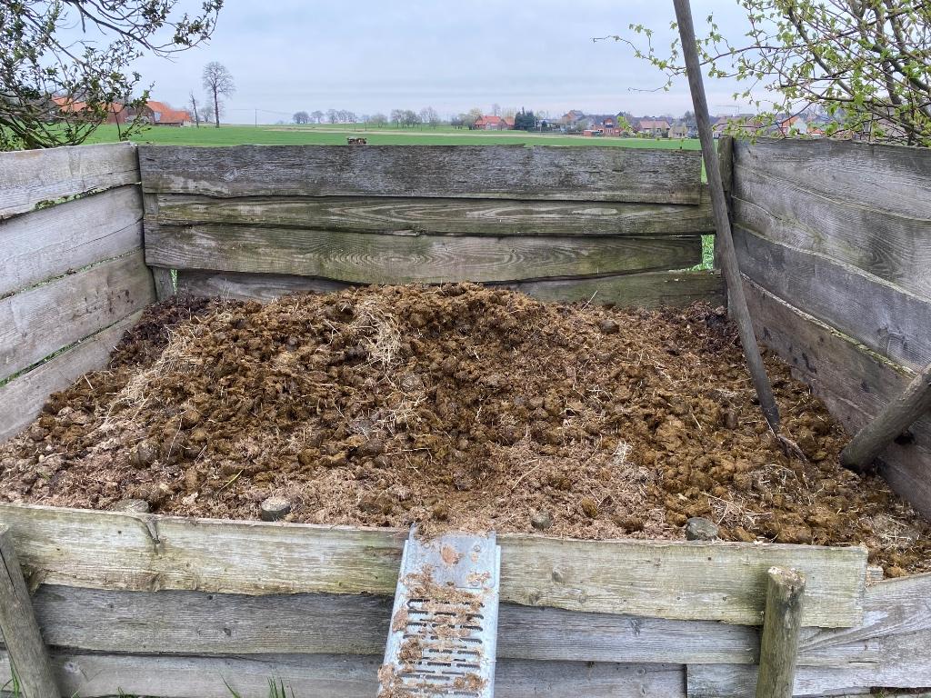 Paardenmest, Ophalen, Mest