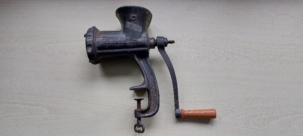 Hachoir à viande Alfa antique, Enlèvement