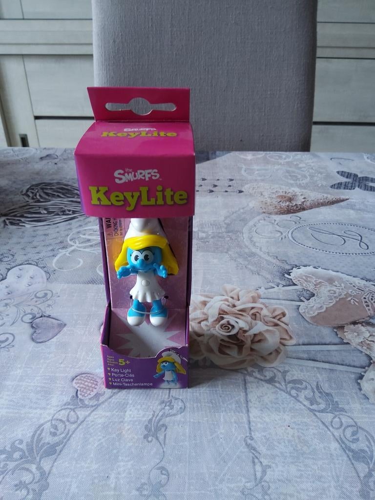 Smurfin sleutelhanger met mini led lampje, Verzamelen, Smurfen, Ophalen of Verzenden, Zo goed als nieuw, Smurfin, Poppetje, Figuurtje of Knuffel