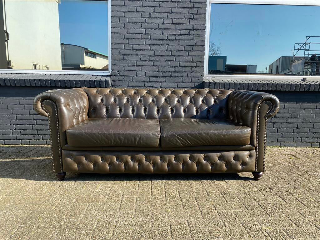 Engelse Chesterfield zetel olijf groen GRATIS GELEVERD!, Antiek en Kunst, Ophalen of Verzenden