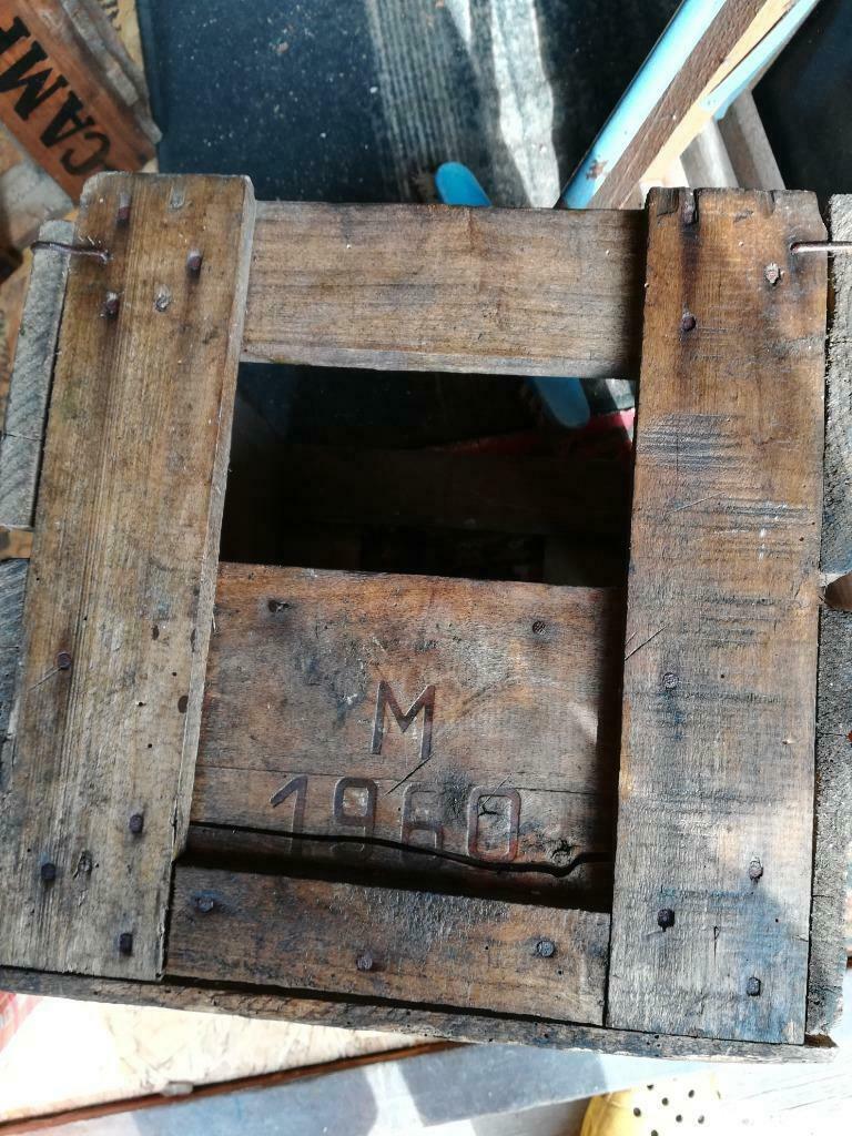 Een oud houten flessenrek, Ophalen