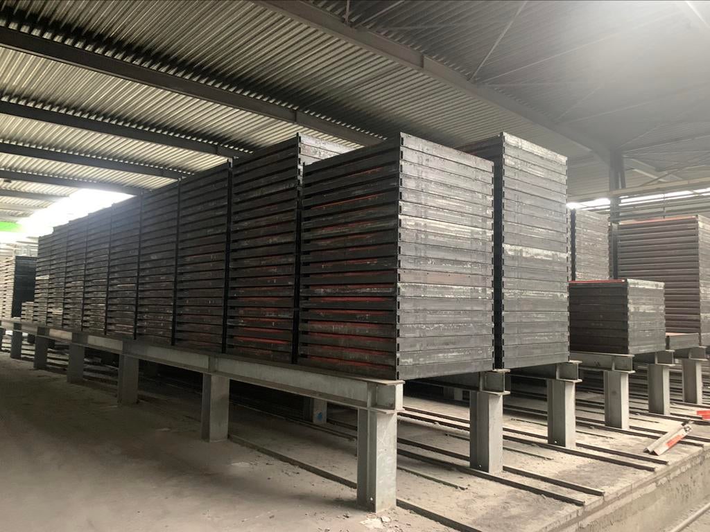 Mallen en triltafels te koop voor het maken van klinkers, Ophalen, Klinkers