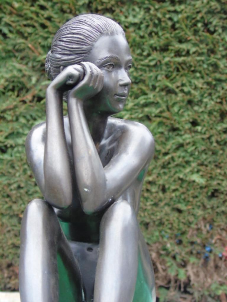 Naakte vrouw zit met 2 handen tegen elkaar in een bronzen pe, Ophalen, Nieuw, Overige materialen, Mensenbeeld