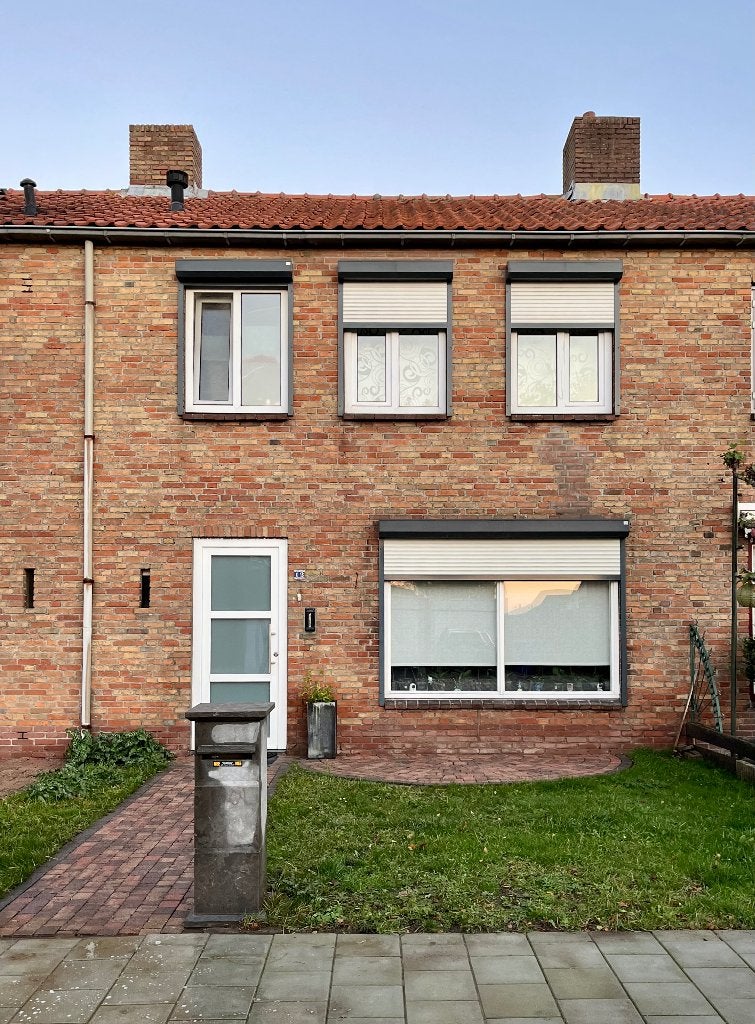 Wonen net over de grens? Zeer ruime woning in Sas van Gent, Immo, Sas Van Gent, Provincie Oost-Vlaanderen, Tot 200 m², Tussenwoning