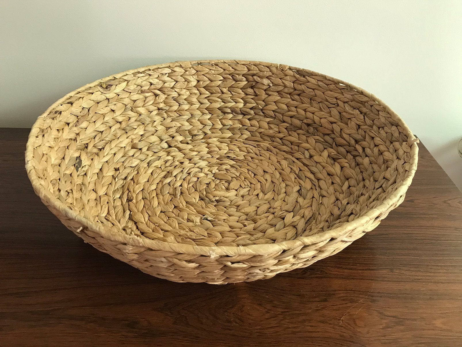 Mooie grote ( 49 cm doorsn) ronde schaal gevlochten riet, Ophalen, Gevlochten, Schaal, Zo goed als nieuw