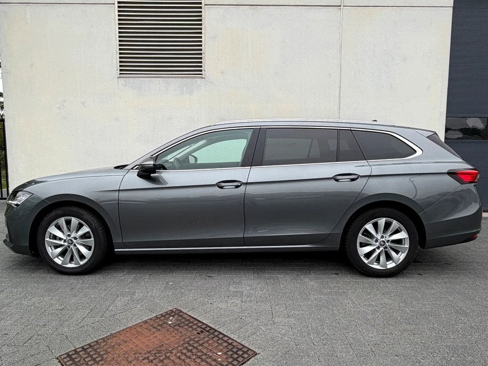 Skoda Superb COMBI 1.5eTSI 150PK GRIJS - REAR CAMERA - AMBIE, Auto's, Automaat, Stof, 4 cilinders, Bedrijf