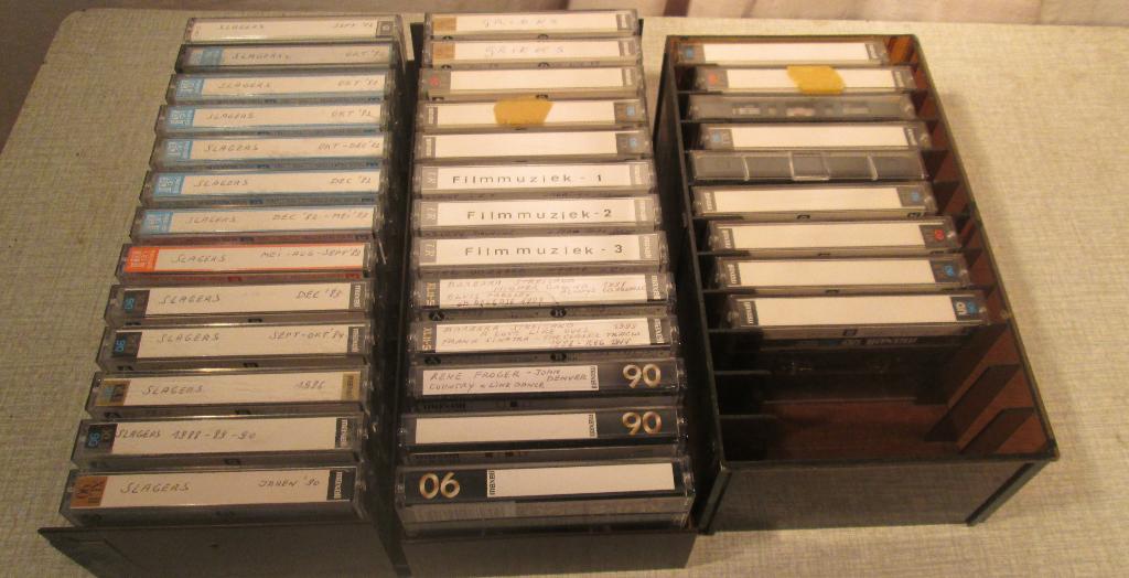 35 Voorbespeelde Cassettebandjes - Maxell, Ophalen of Verzenden, Zo goed als nieuw, Voorbespeeld, Met bewaardoos, rek of koffer