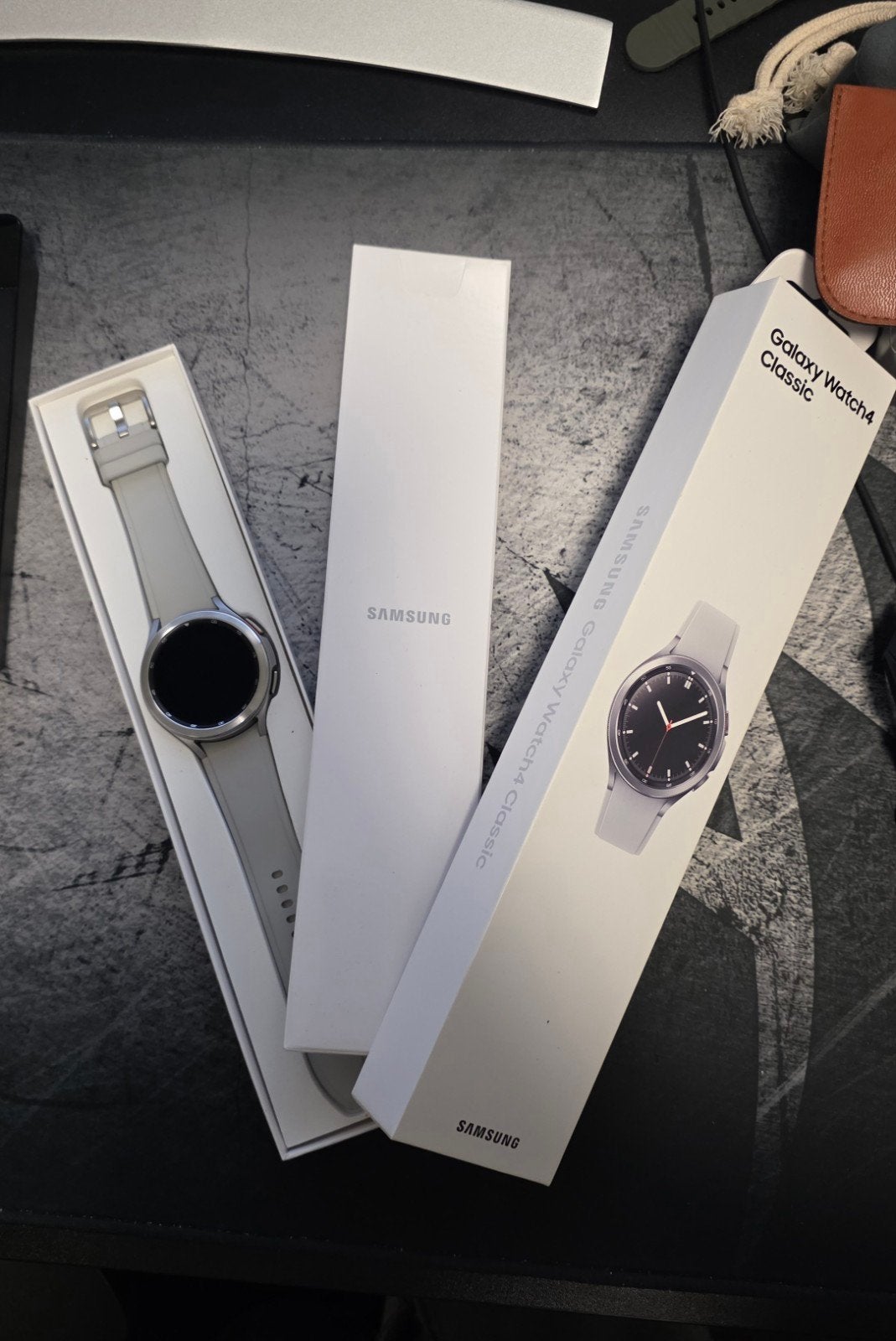 Samsung Galaxy Watch 4 (4G), Étanche, Gris, La taille, Comme neuf