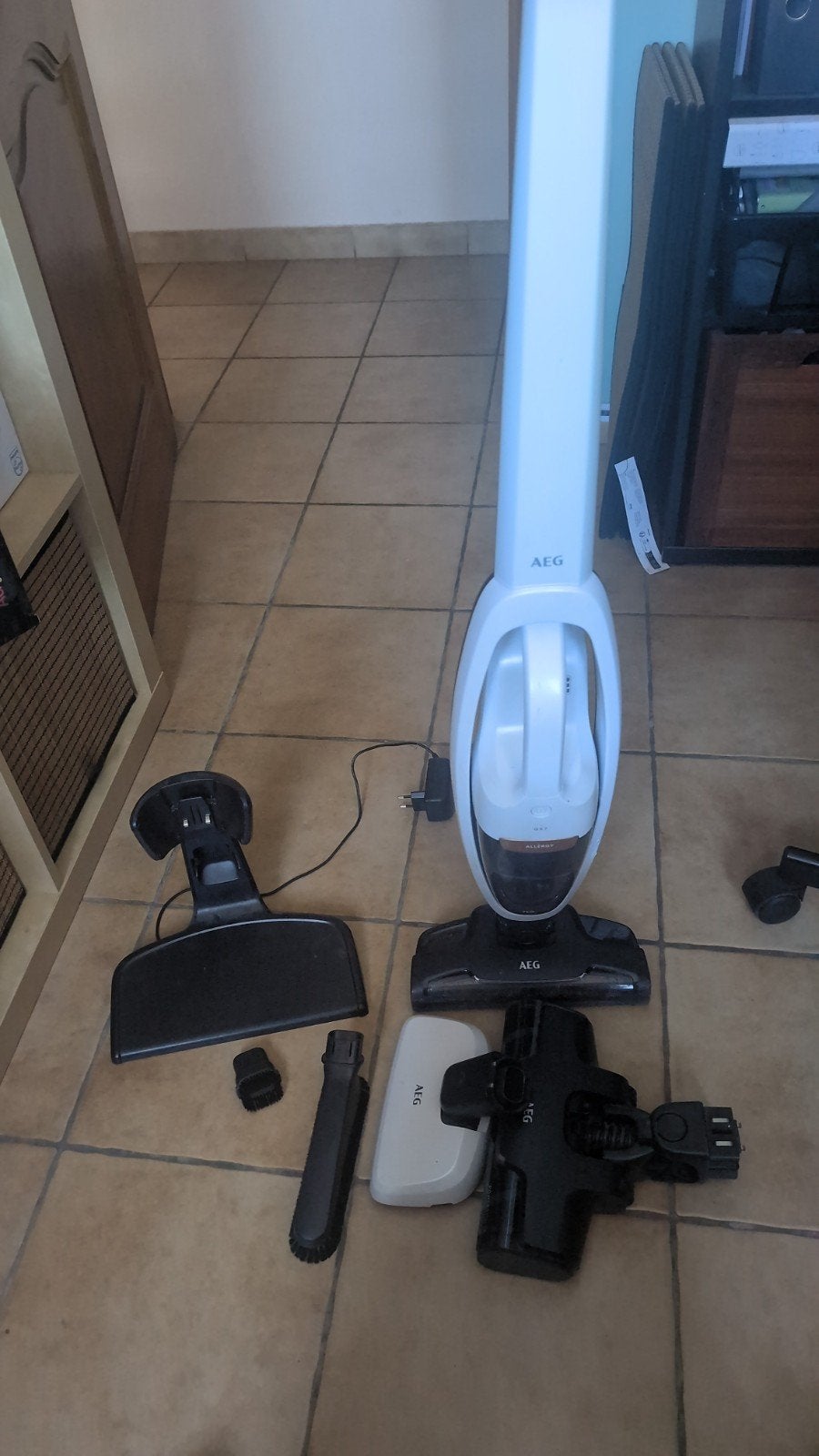 aspirateur balai AEG qx7, Station de charge, Réservoir, Aspirateur balai, Enlèvement