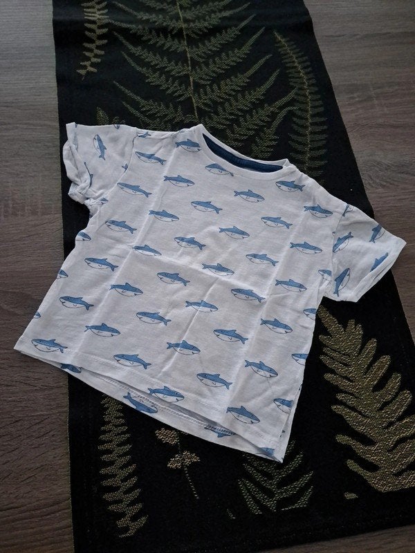 H&M t-shirt met haaien 74, Kinderen en Baby's, Babykleding | Maat 74, H&M, Ophalen of Verzenden, Zo goed als nieuw, Jongetje