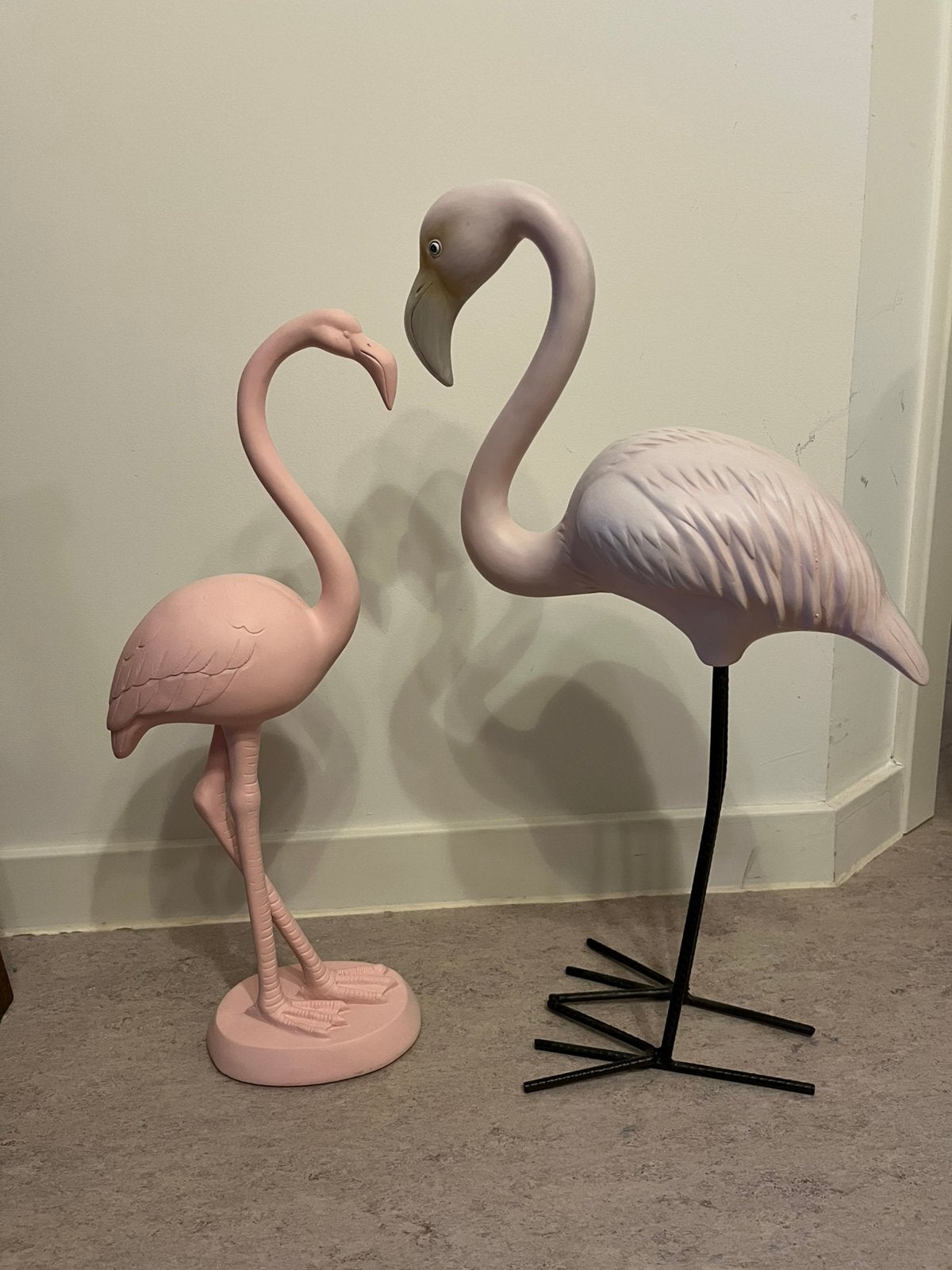 Twee flamingobeelden van kunsthars., Verzenden