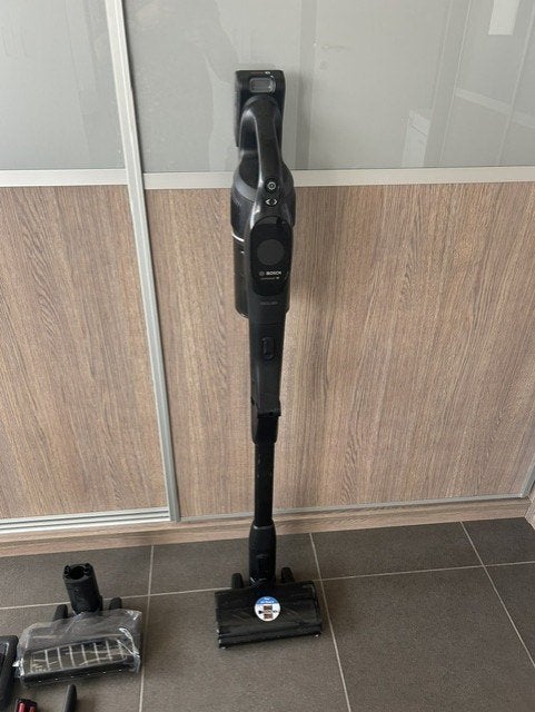 Bosch oplaadbare steelstofzuiger Unlimited 10 Zwart, Elektronische apparatuur, Stofzuigers, Ophalen, Bosch, Zo goed als nieuw