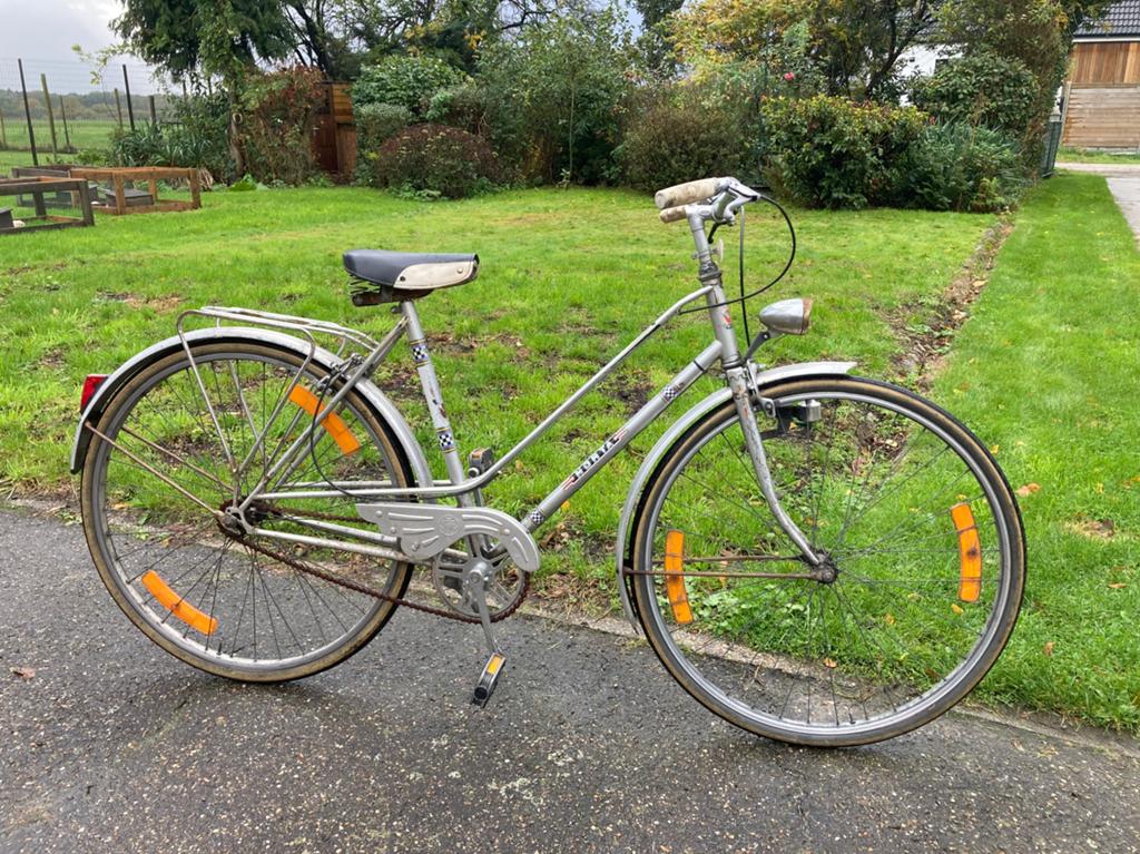 Oude damesfiets, Ophalen