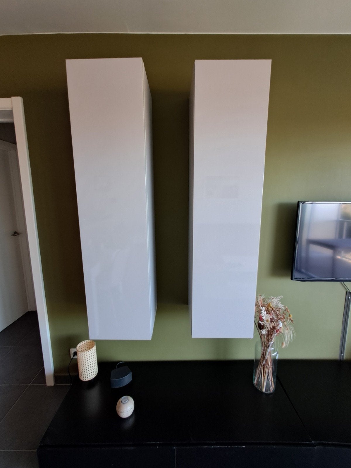 2 witte wandkasten/hangkasten, Huis en Inrichting, Kasten | Wandmeubels, Ophalen, Met deur(en), 100 tot 150 cm, Zo goed als nieuw