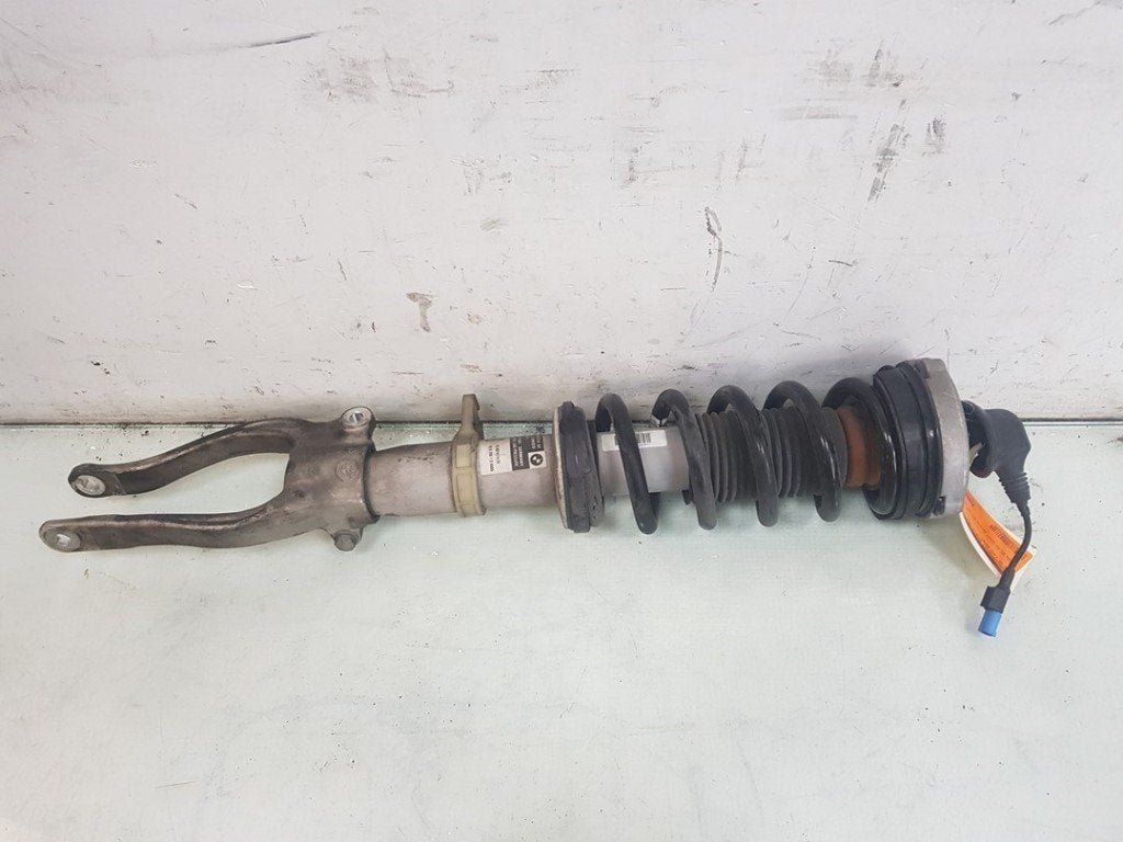 AMORTISSEUR OU ABSORBEUR DE CHOC AVANT DROIT 5 serie (G30), Utilisé, BMW, Petuelring 130
80809  München, DE, Bayerische Motoren Werke AG