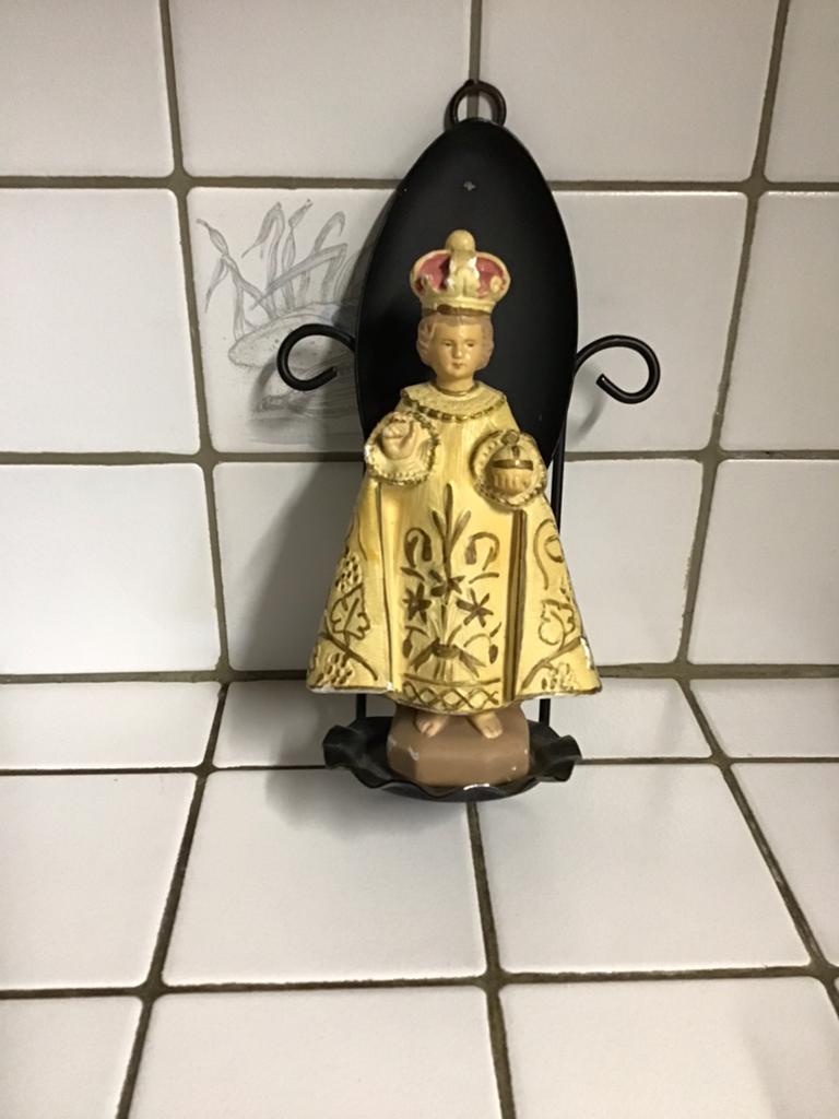 Gipsen beeldje Kindje Jezus Praag op smeedijzeren standaard, Ophalen of Verzenden