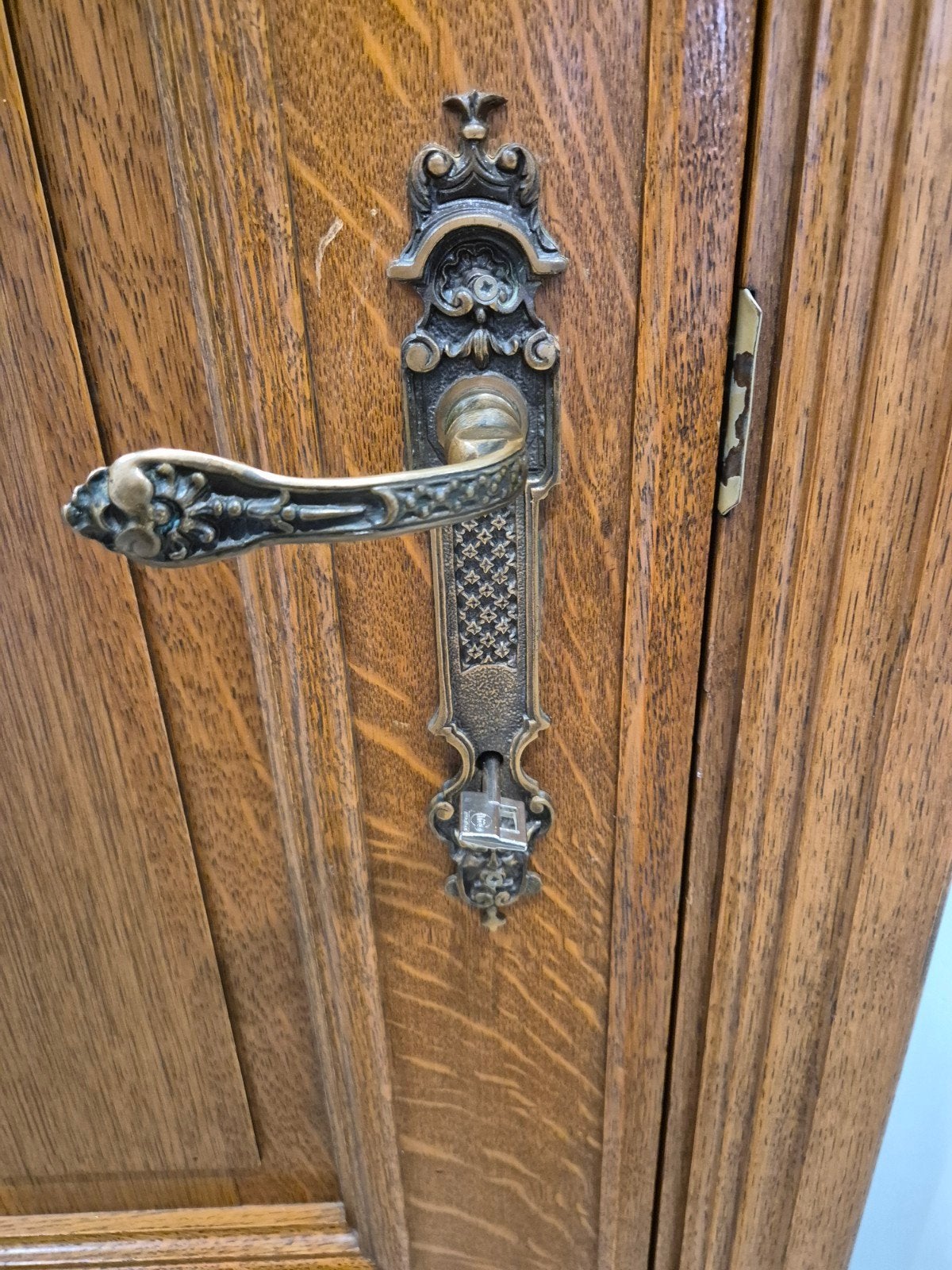 15 paar authentieke antieke deurklinken met sierbeslag, Antiquités & Art, Antiquités | Meubles | Armoires, Enlèvement