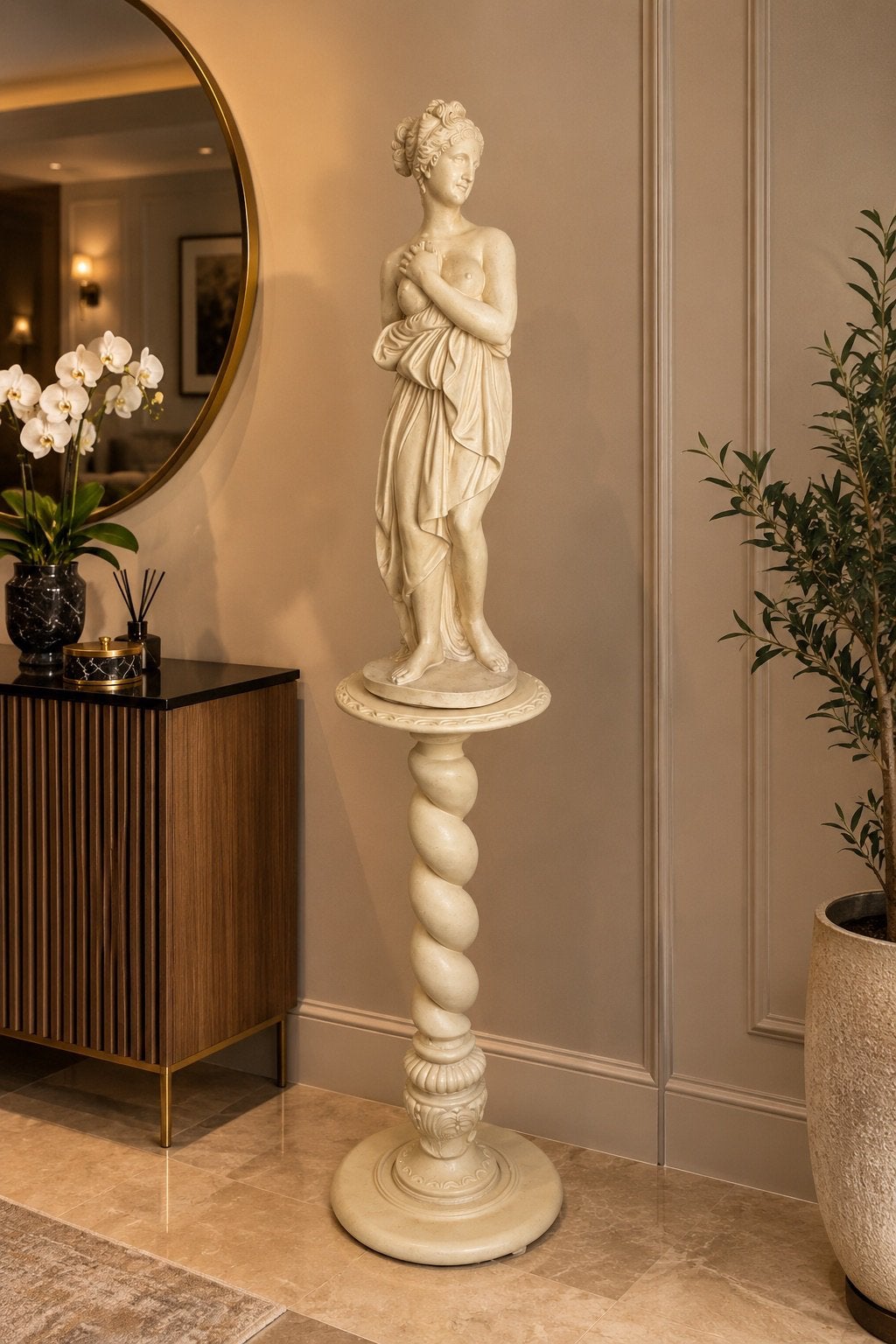 Elegante Venusbeeld met rijk bewerkte houten sokkel, Ophalen, Handgemaakt, Beeld, Man
