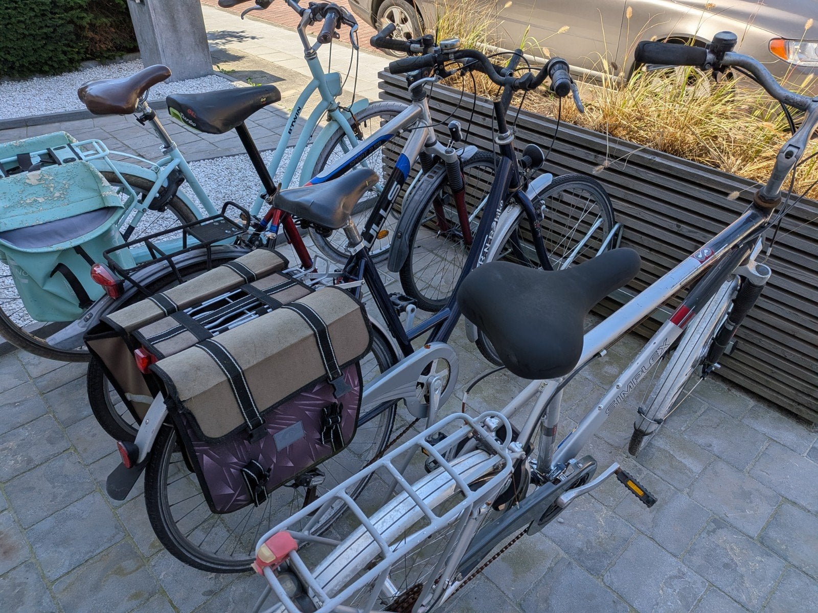 Vier fietsen aangeboden, Ophalen
