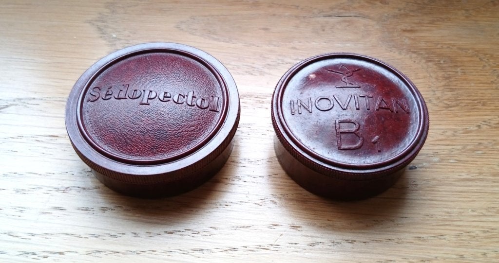 2 boîtes pour produits pharmaceutiques en bakélite - vintage, Antiquités & Art, Enlèvement