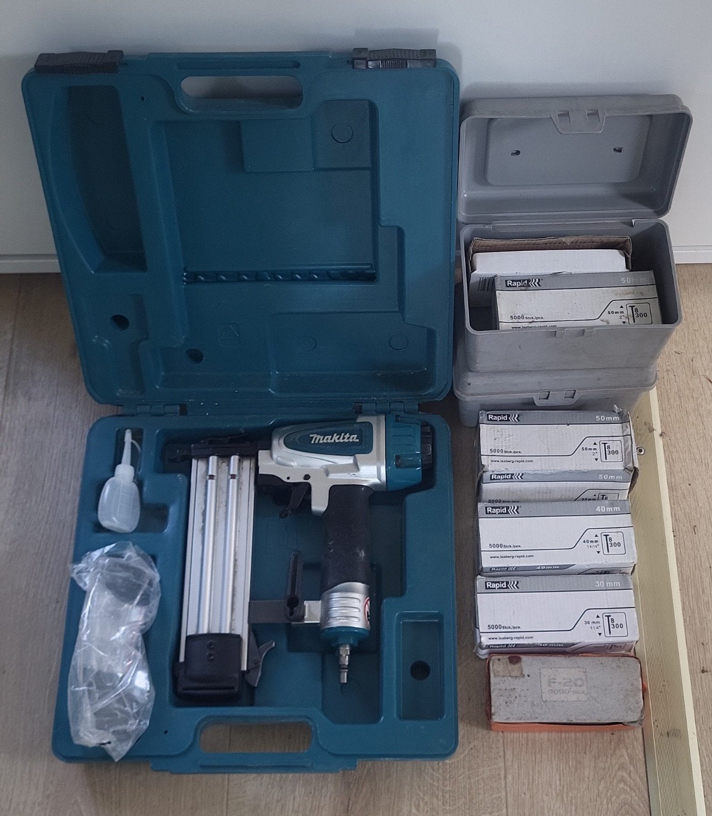 Cloueuse Makita + clous 15 20 30 40 50, Bricolage & Construction, Enlèvement, Makita