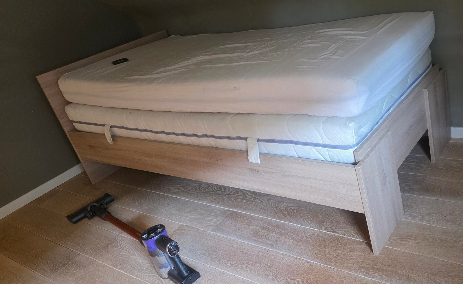 Te koop 1 persoonsbed met matras, Elektronische apparatuur, Zonnebanken en Gezichtsbruiners, Ophalen