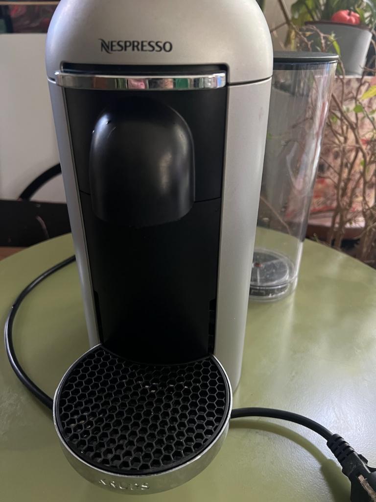 Nespresso Krups Vertuo, te koop voor €99, Ophalen, Gebruikt, Espresso apparaat, Koffiepads en cups