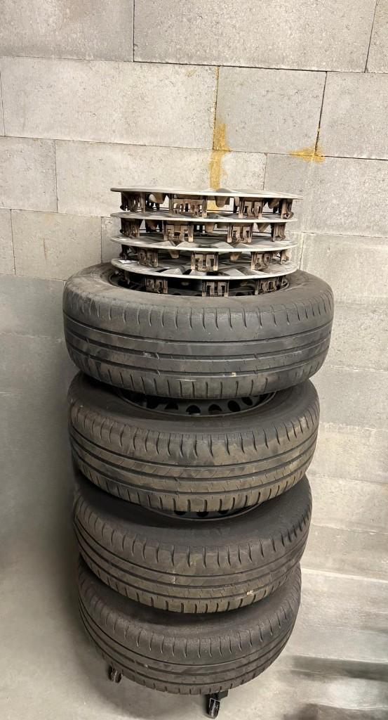 4 Jantes en tôle et pneus (usés) 15’ D’origine Vw Golf 6, 15 pouces, Véhicule de tourisme, Pneus été, Pneu(s)
