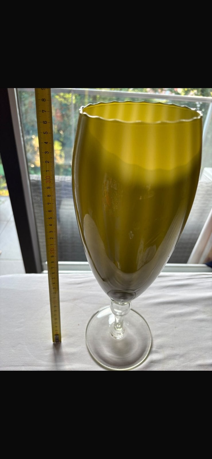 Mooie oude vaas op voet in glas. Olijfkleurig, Ophalen, Zo goed als nieuw, Op voet, Glas