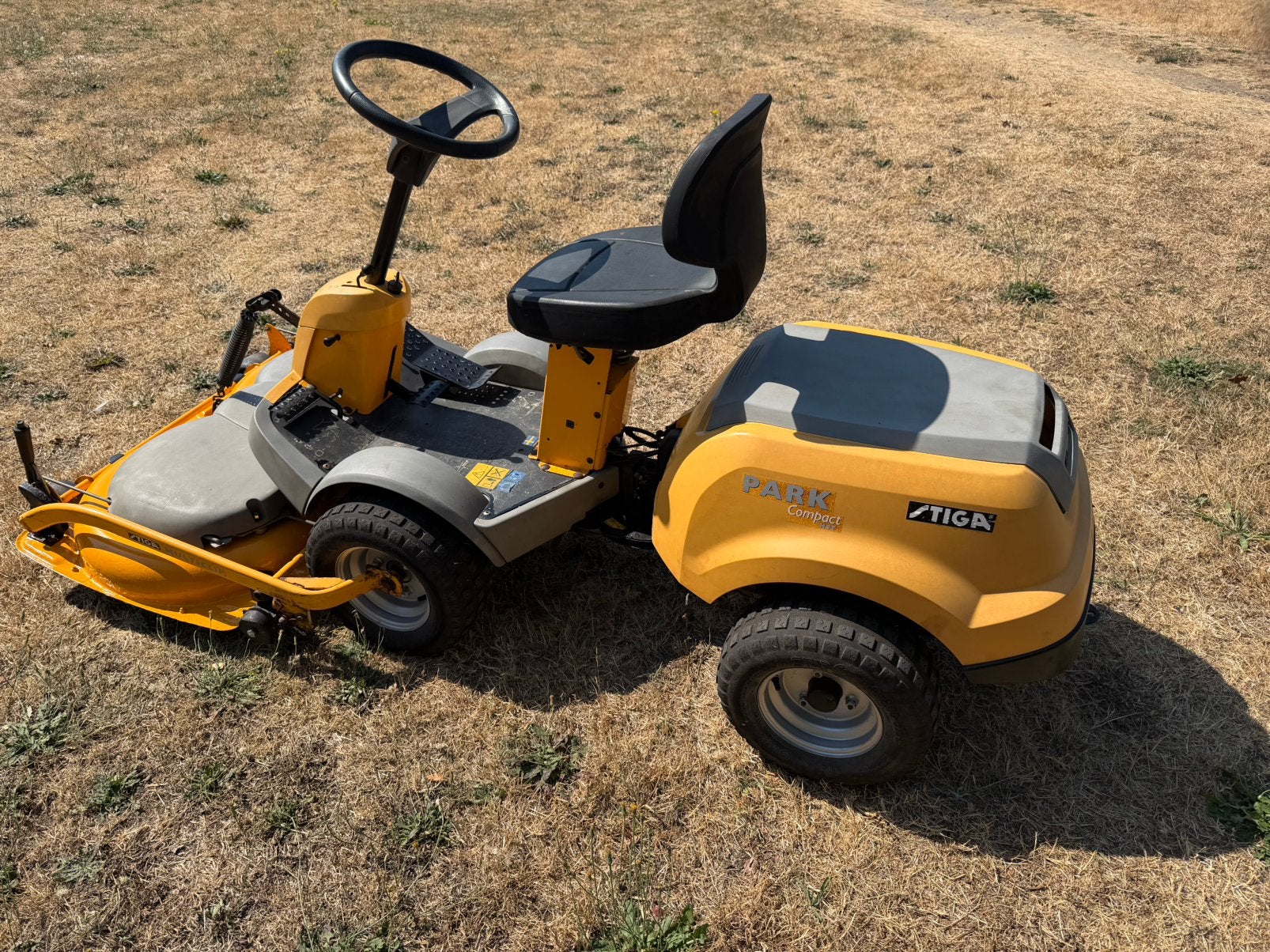 Stiga front maaier met nieuwe batterij en messen hidrostaat, Tuin en Terras, Zitmaaiers, Ophalen, Zo goed als nieuw
