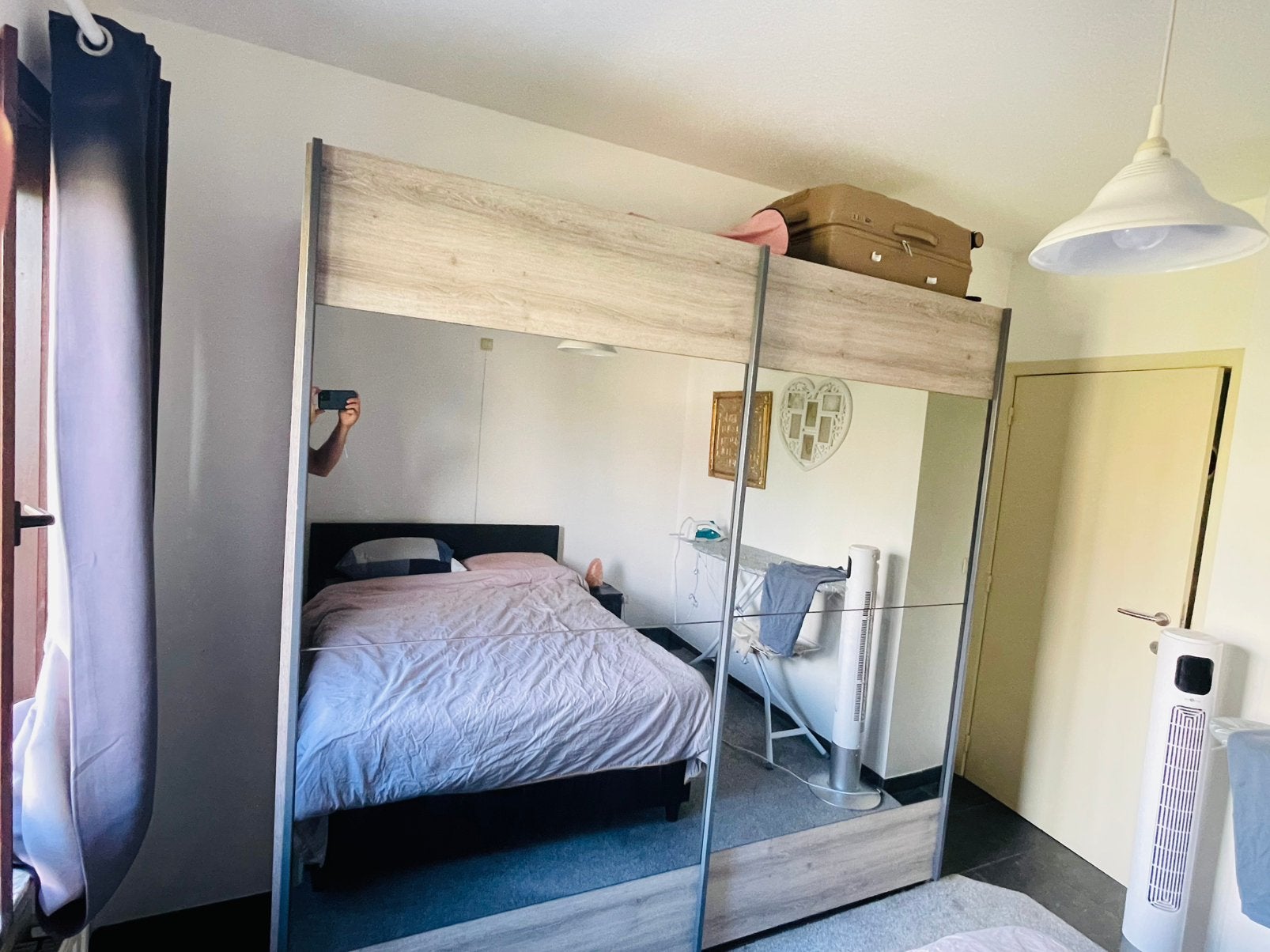 large bedroom cabin/wardrobe with sliding mirrored doors., Ophalen, Zo goed als nieuw