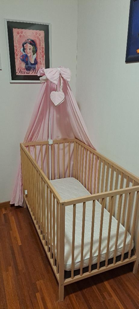 LIT BÉBÉ + MATELAS + RIDEAU À BALDAQUIN ROSE, Matelas, Moins de 70 cm, Enlèvement, Utilisé