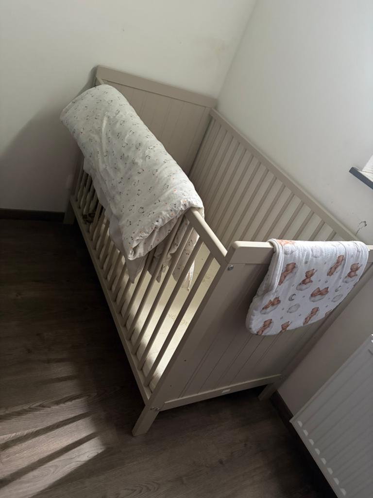 Babybed + matras en lakens, Kinderen en Baby's, Kinderkamer | Complete kinderkamers, Ophalen, Zo goed als nieuw