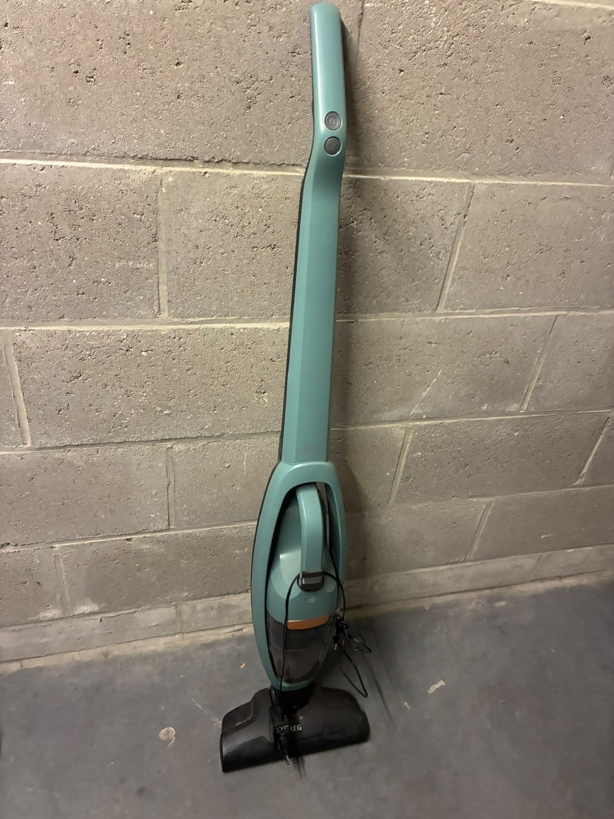 aspirateur balai sans fil 2-en-1 AEG QX6 (plus précisément l, Jardin & Terrasse, Enlèvement ou Envoi, Batterie