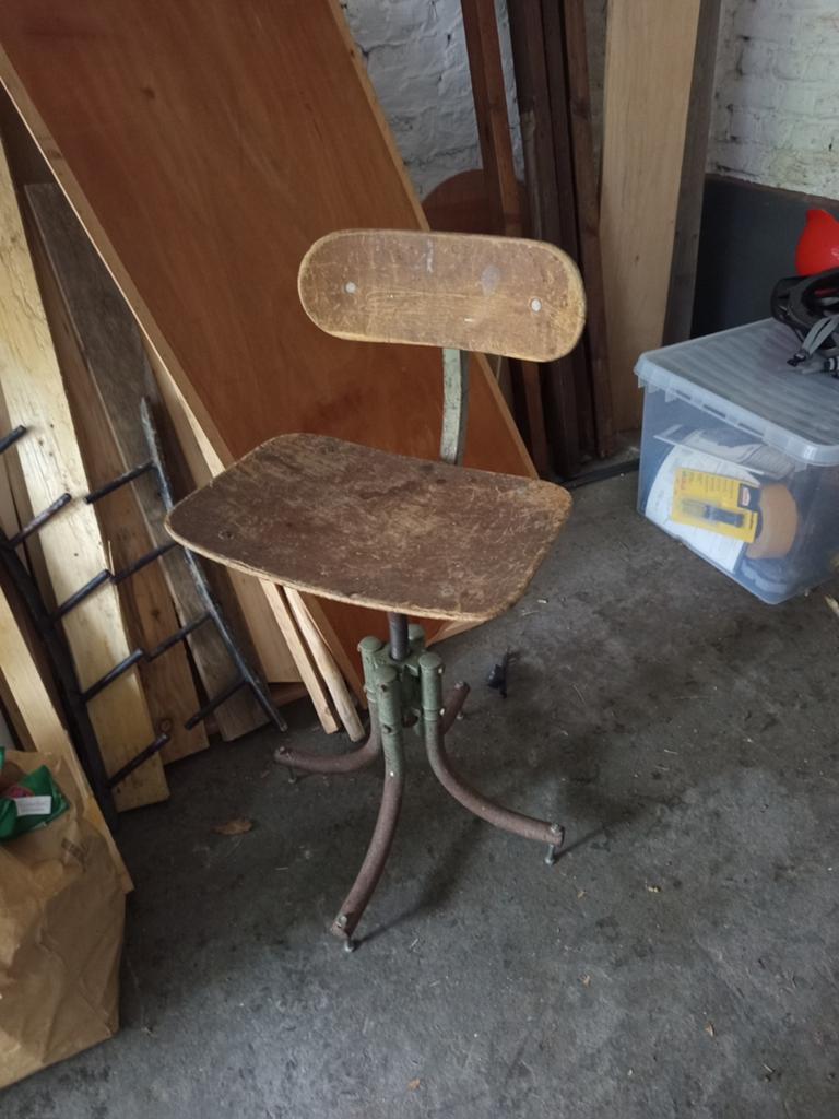 Chaise d'atelier en bois anciennd, Maison & Meubles, Chaises, Enlèvement, Bois