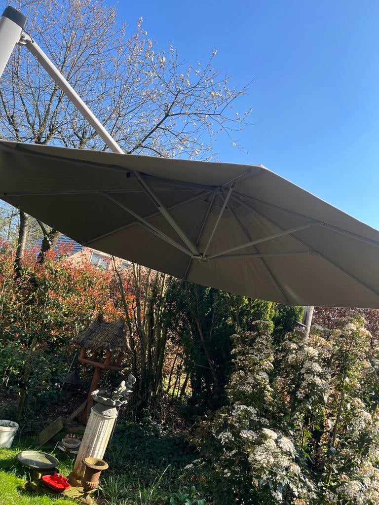 Très beau parasol motorisé à vendre, Jardin & Terrasse, 3 à 4 mètres, Étanche, Comme neuf, Enlèvement