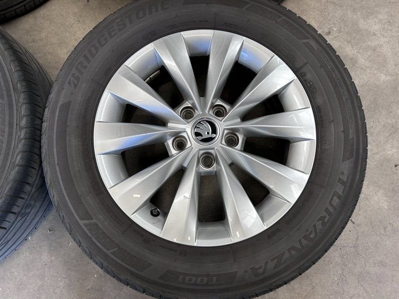 16 inch originele velgen + zomerbanden Skoda Karoq 57A601025, Pneus et Jantes, 215 mm, 16 pouces, Pneus été
