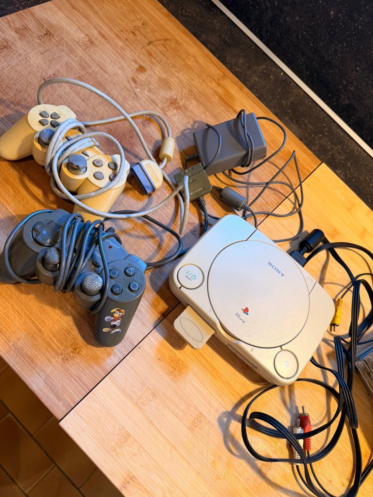 Playstation One + 2 manettes + 4 jeux, Consoles de jeu & Jeux vidéo, Enlèvement ou Envoi, Utilisé, Avec 2 manettes, Avec jeux