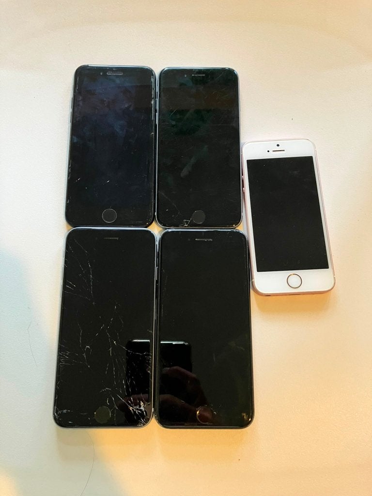 2 Iphone 6s, 2 Iphone SE 2022, Iphone SE 1ste generatie, Gebruikt, 75 %, Zwart, 32 GB