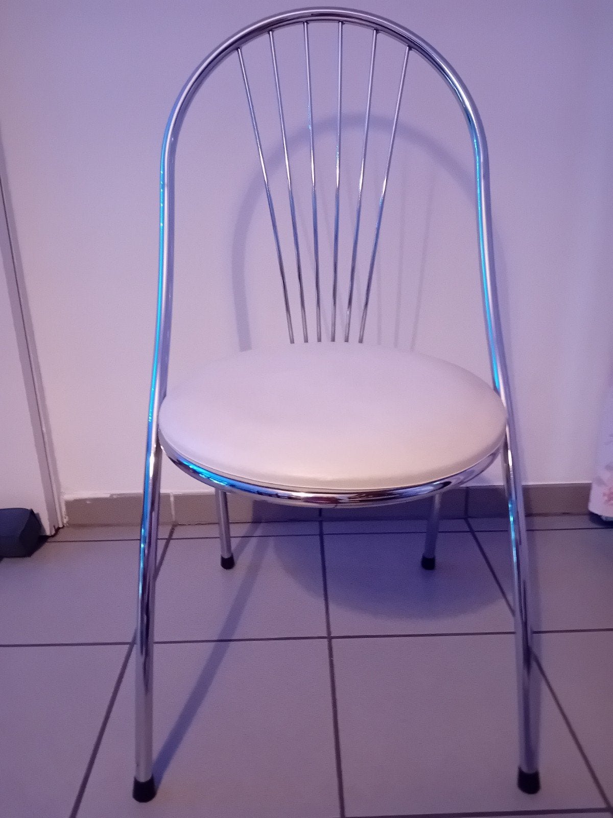 4 moderne keukenstoelen.60€ metaal/wit, Huis en Inrichting, Ophalen, Kunststof, Wit, Zo goed als nieuw
