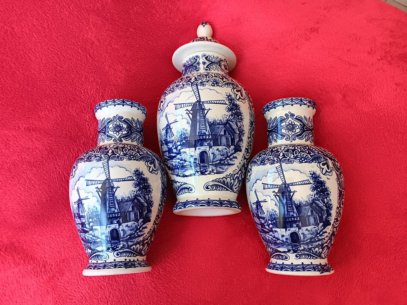 Trio van vazen in blauwe Delft