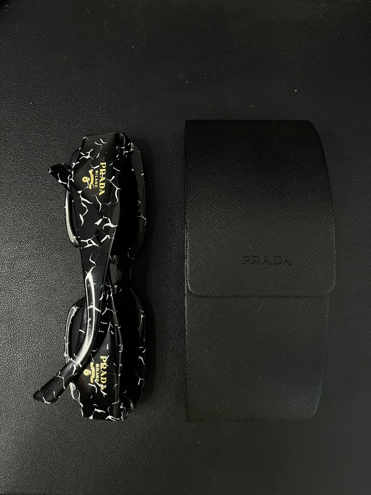 Prada Symbol zwart/wit marmeren zonnebril + hoesje, Prada, Wit, Ophalen of Verzenden, Zo goed als nieuw