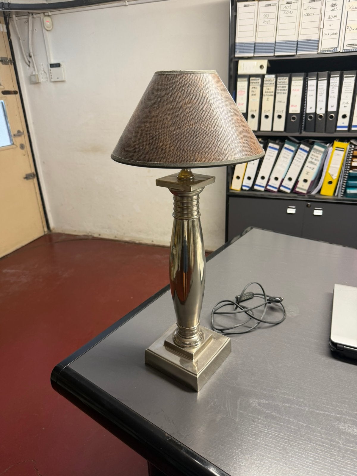 Vintage tafellamp – zilverkleurige voet met bruine lampenkap, Ophalen, Vintage, Metaal, Zo goed als nieuw