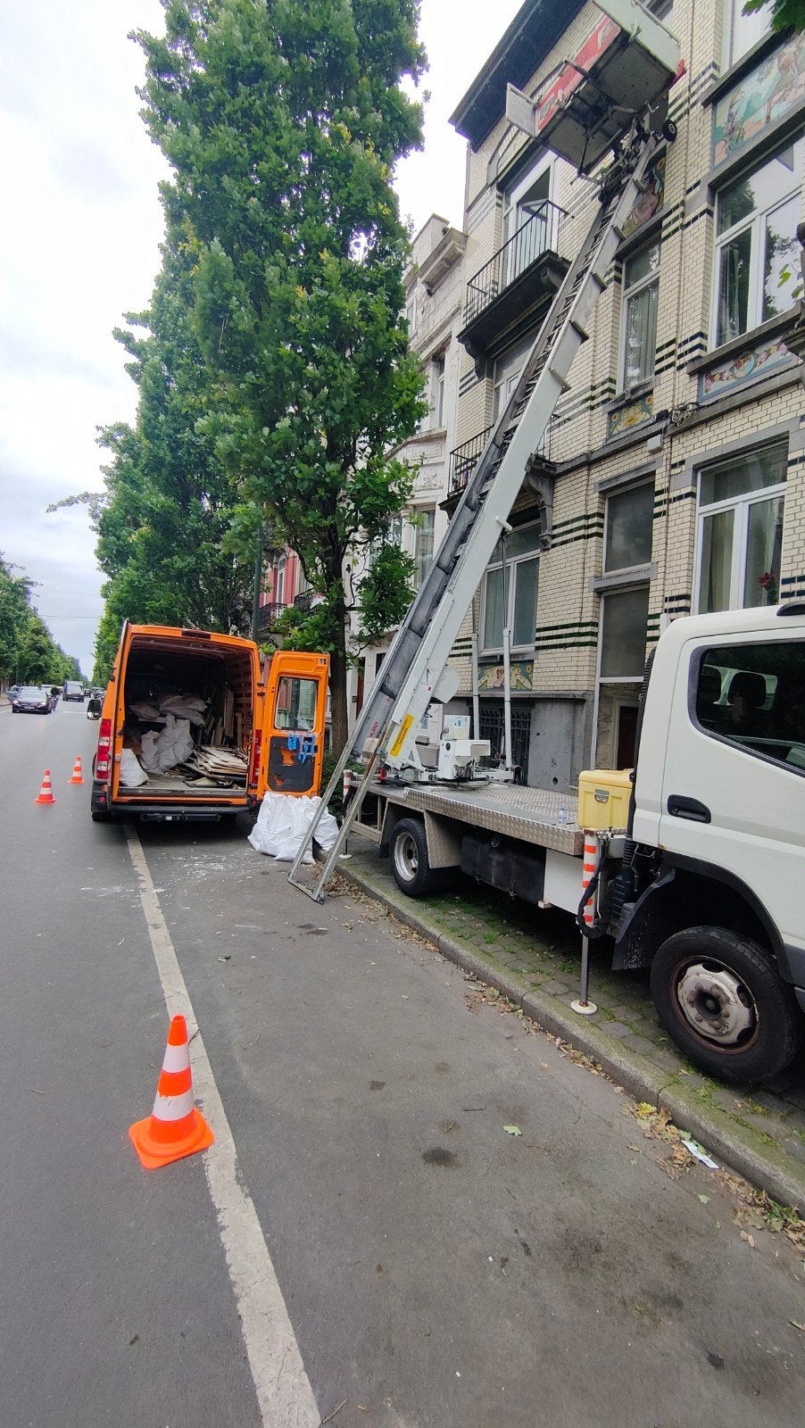 Leeg huis, garageverkoop, verhuizing, transport