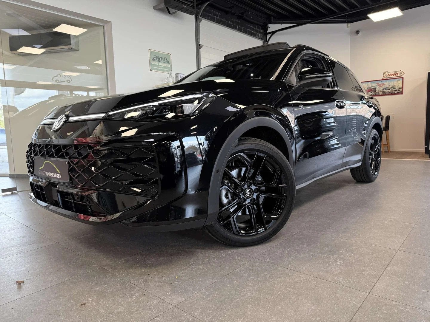 Volkswagen T-Roc T-Roc 1.5 TSI R-Line DSG NEW * black pack *, Auto's, Automaat, 1498 cc, 4 cilinders, Zwart