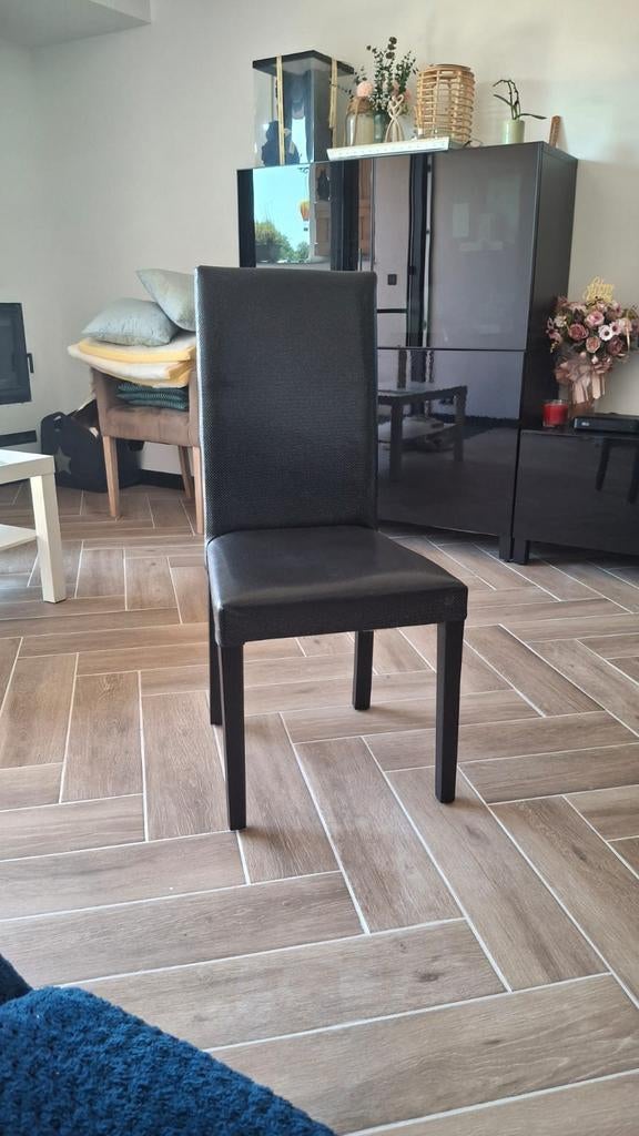 Chaise 8, Enlèvement, Noir